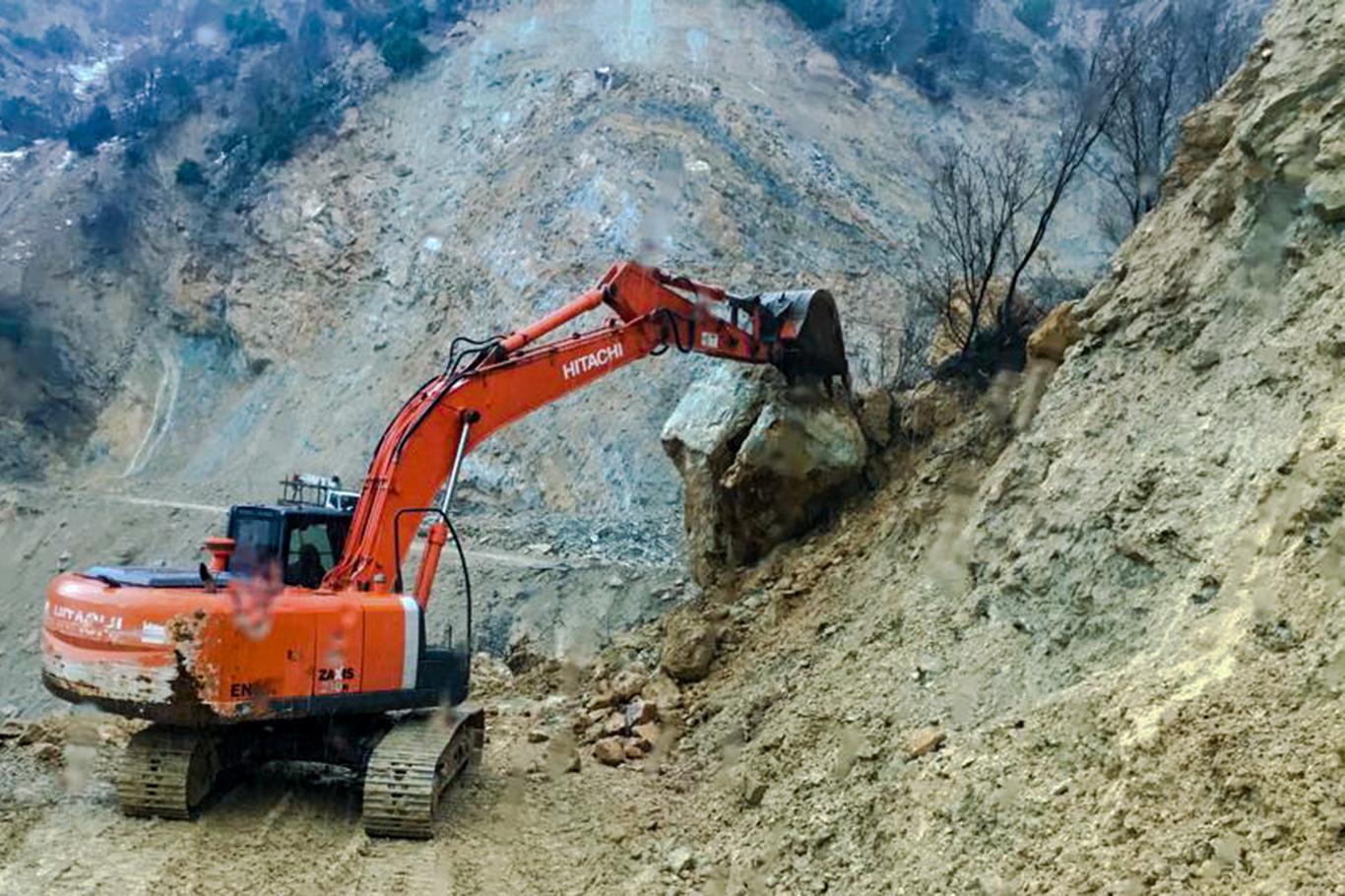 Heyelan nedeniyle kapanan yollar açıldı Heyelan nedeniyle kapanan yollar açıldı